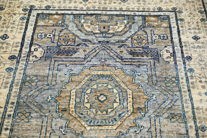 gray Accent rug 3' 3" x 4' 10"