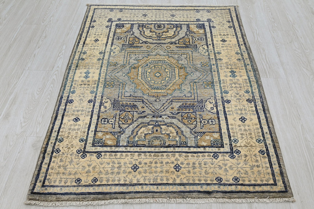 gray Accent rug 3' 3" x 4' 10"
