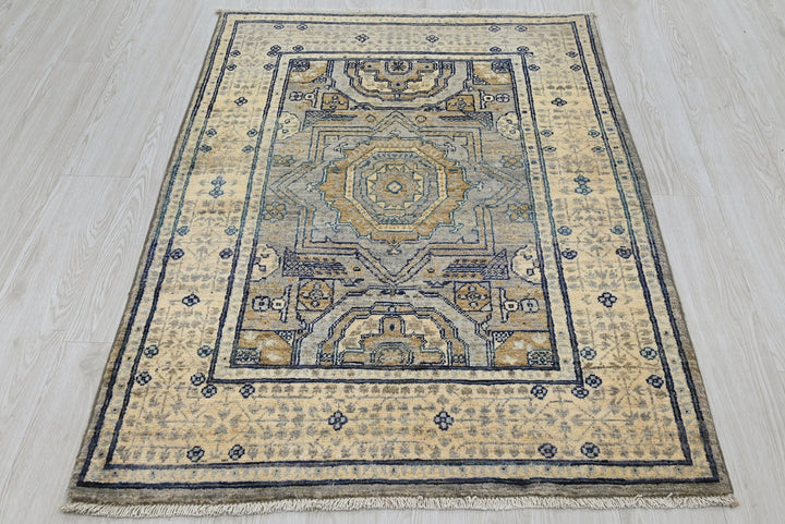 gray Accent rug 3' 3" x 4' 10"