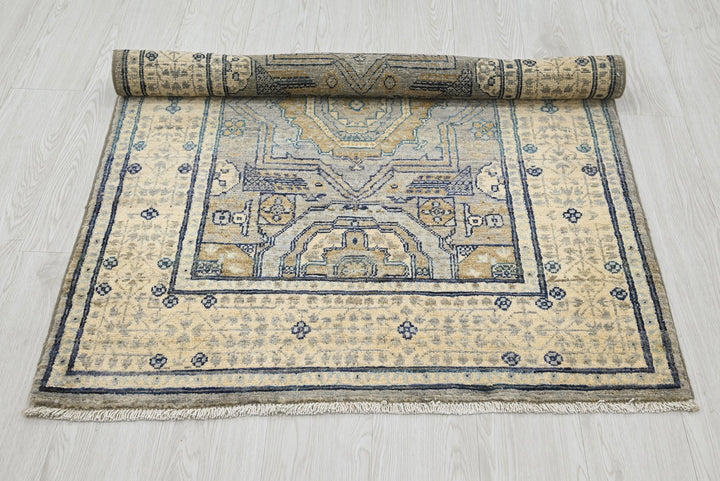 gray Accent rug 3' 3" x 4' 10"