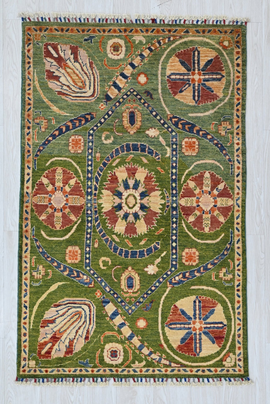green Accent rug 3' 0" x 5' 0"