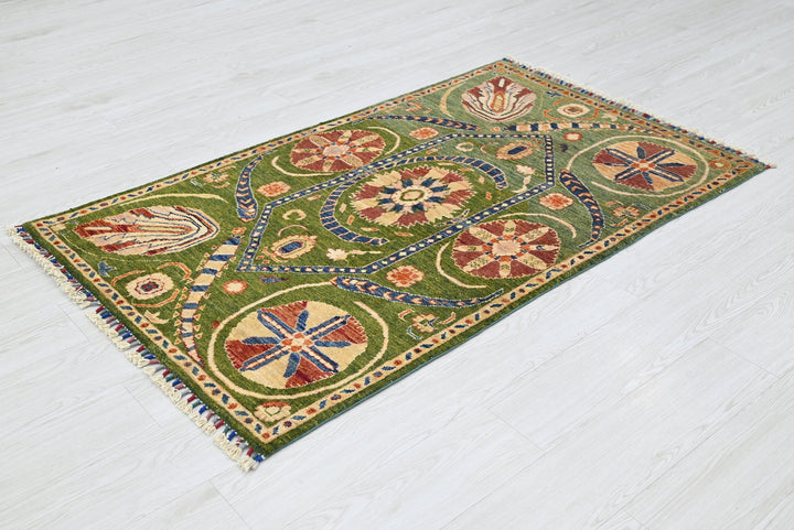 green Accent rug 3' 0" x 5' 0"