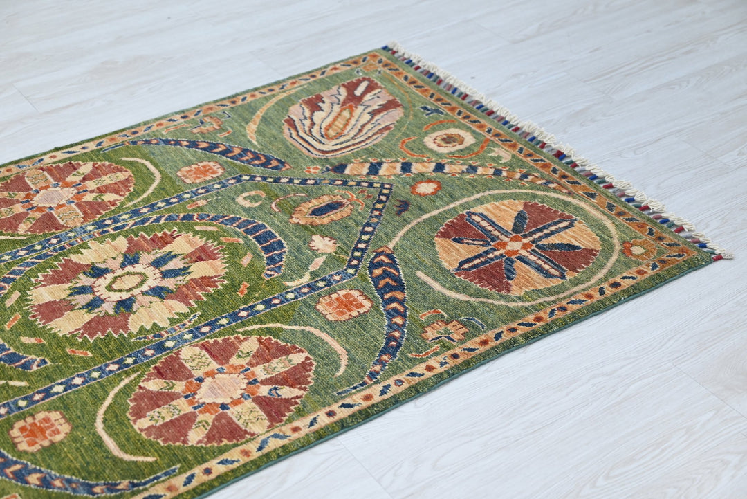green Accent rug 3' 0" x 5' 0"