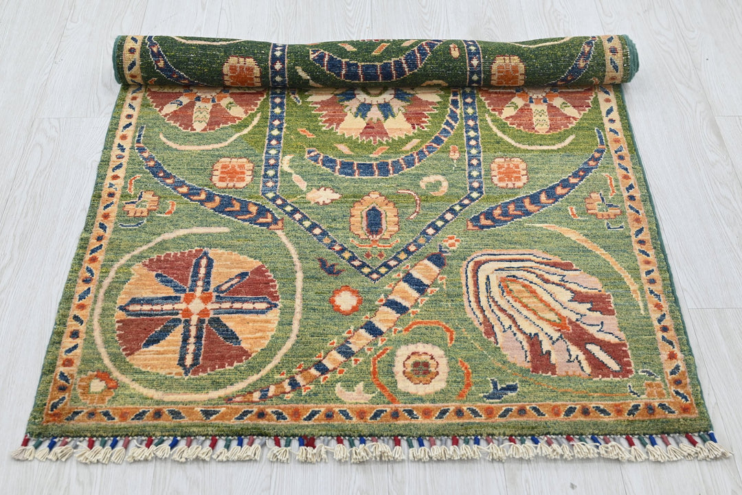 green Accent rug 3' 0" x 5' 0"