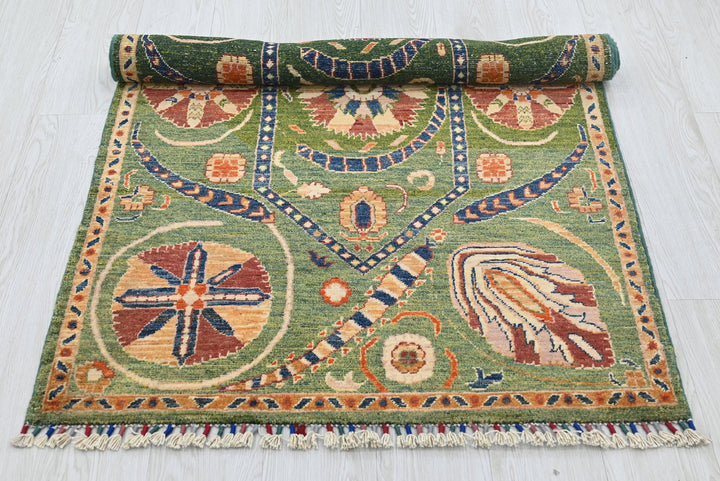 green Accent rug 3' 0" x 5' 0"