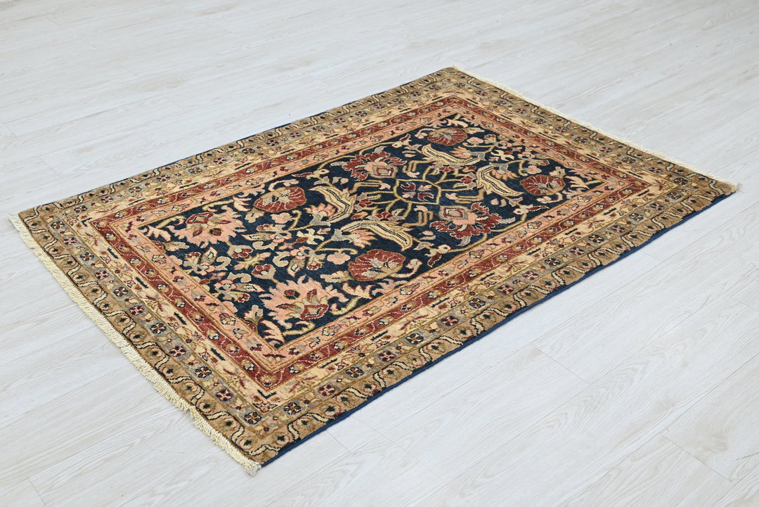blue Accent rug 3' 5" x 4' 10"