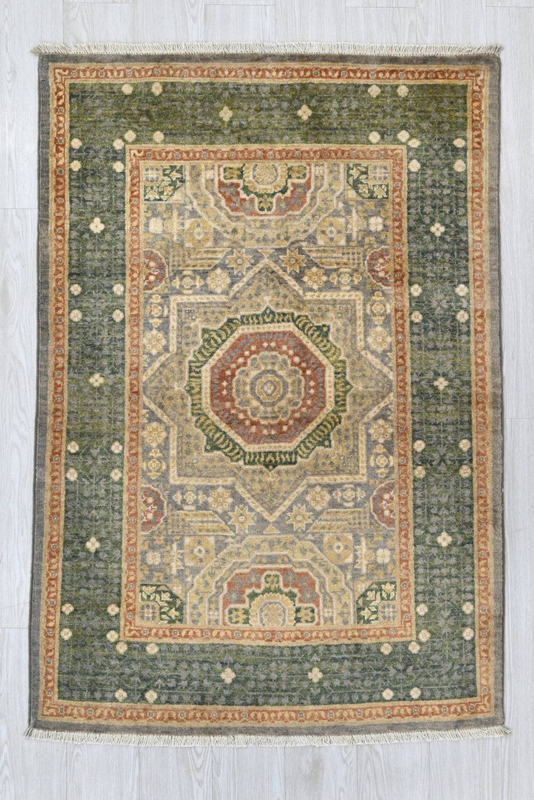 green Accent rug 3' 3" x 4' 10"