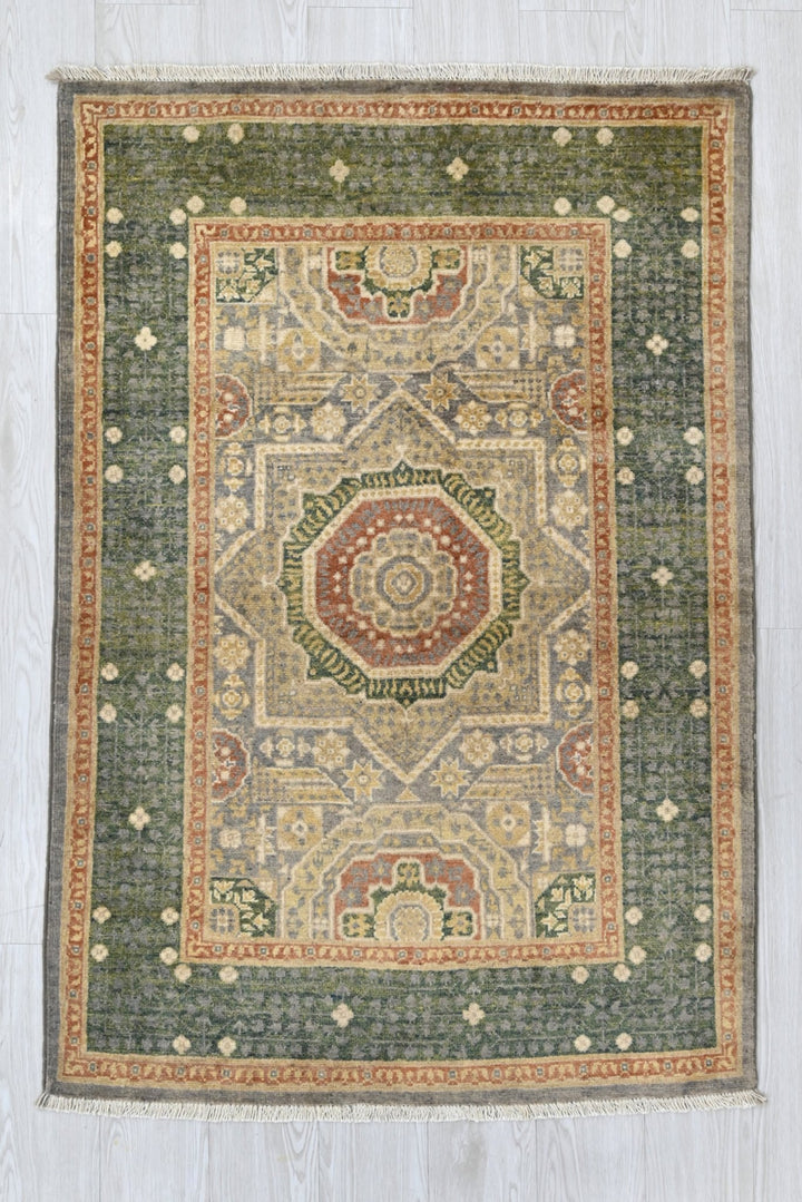 green Accent rug 3' 3" x 4' 10"