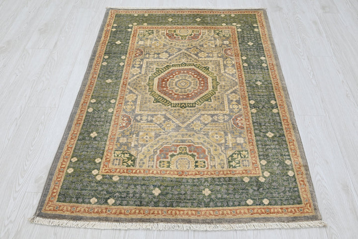 green Accent rug 3' 3" x 4' 10"