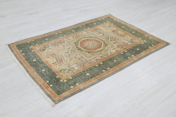 green Accent rug 3' 3" x 4' 10"