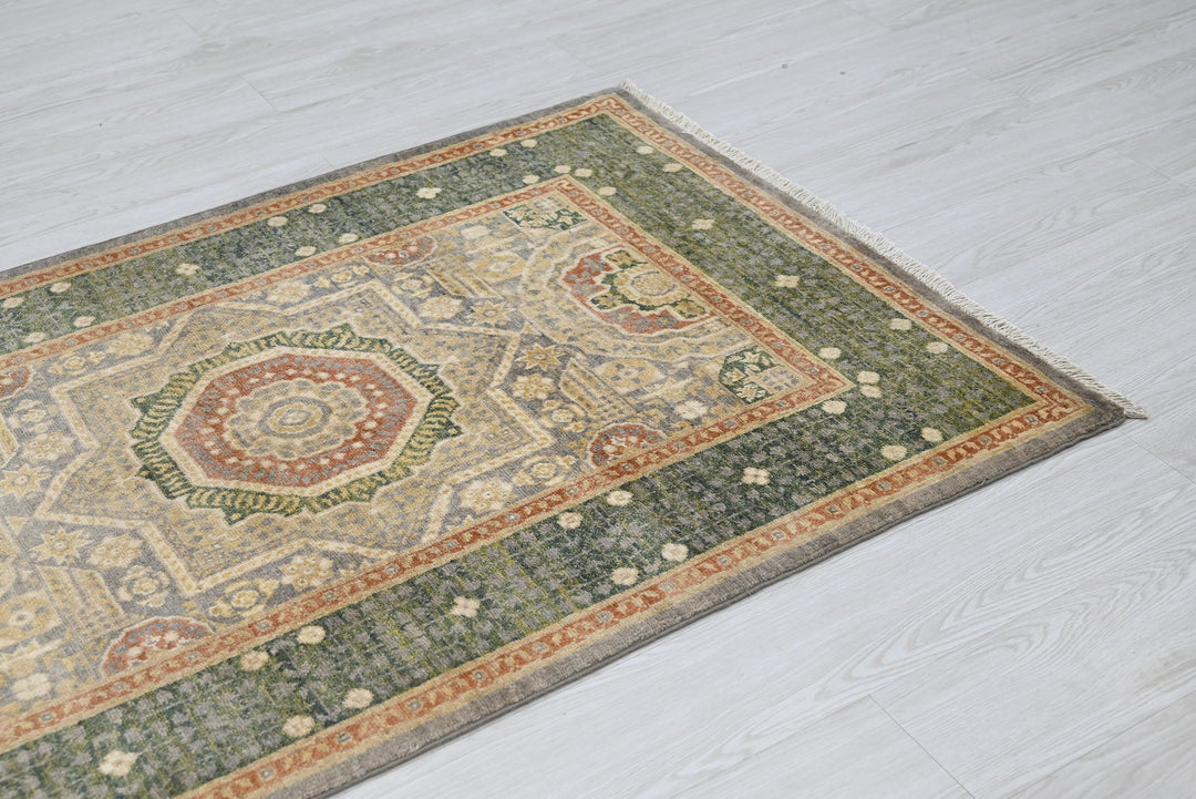 green Accent rug 3' 3" x 4' 10"