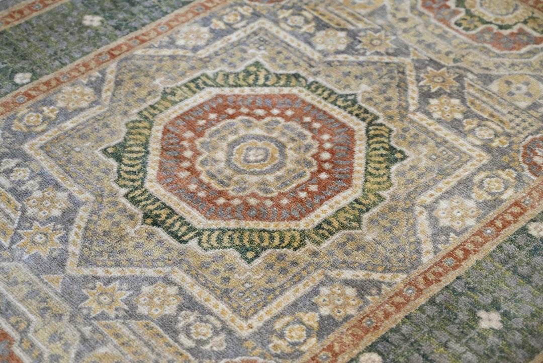 green Accent rug 3' 3" x 4' 10"