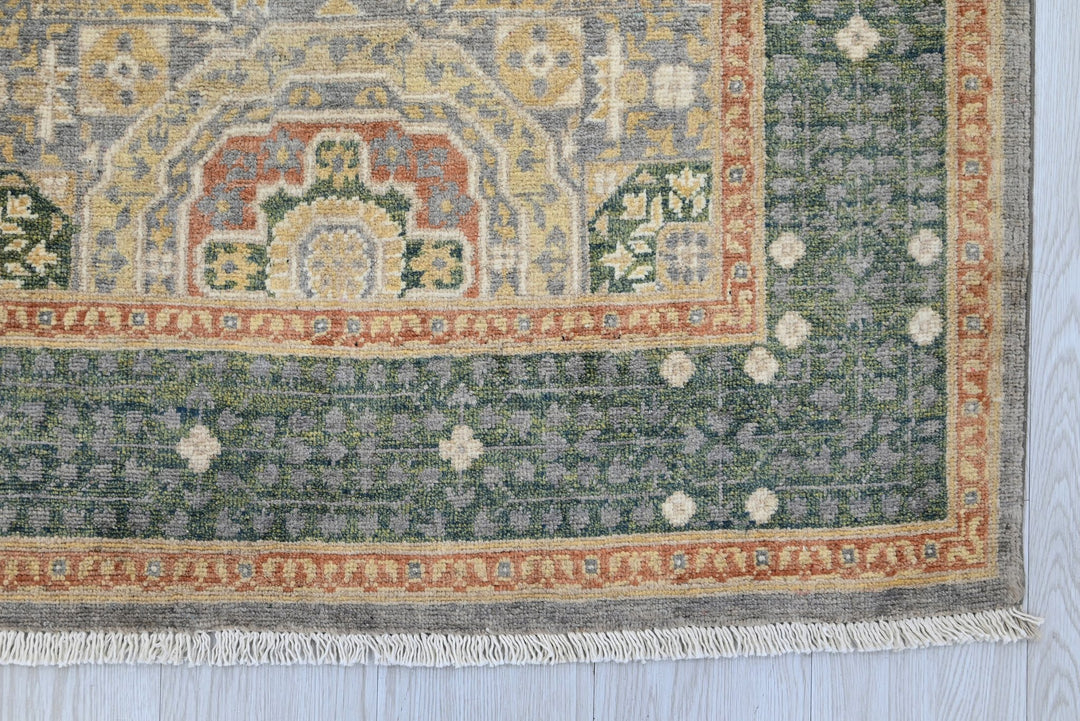 green Accent rug 3' 3" x 4' 10"