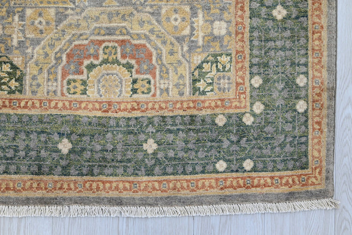 green Accent rug 3' 3" x 4' 10"