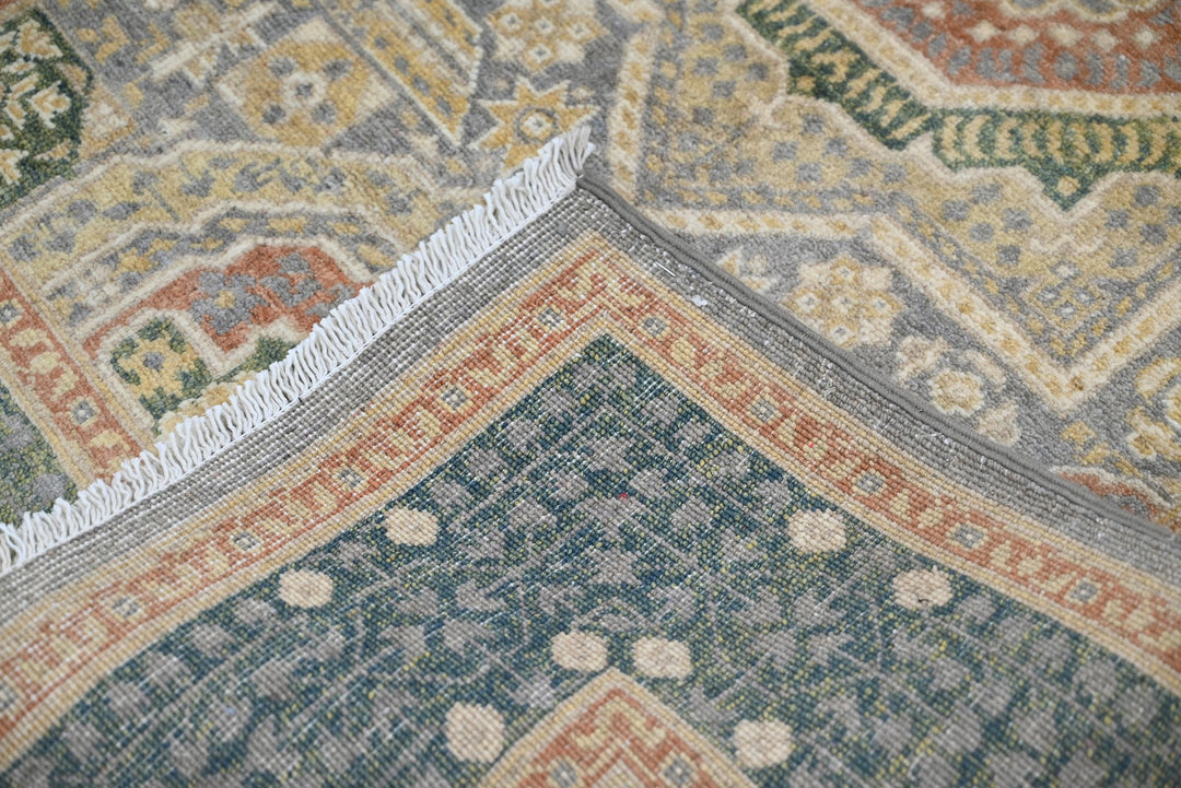 green Accent rug 3' 3" x 4' 10"