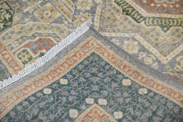 green Accent rug 3' 3" x 4' 10"