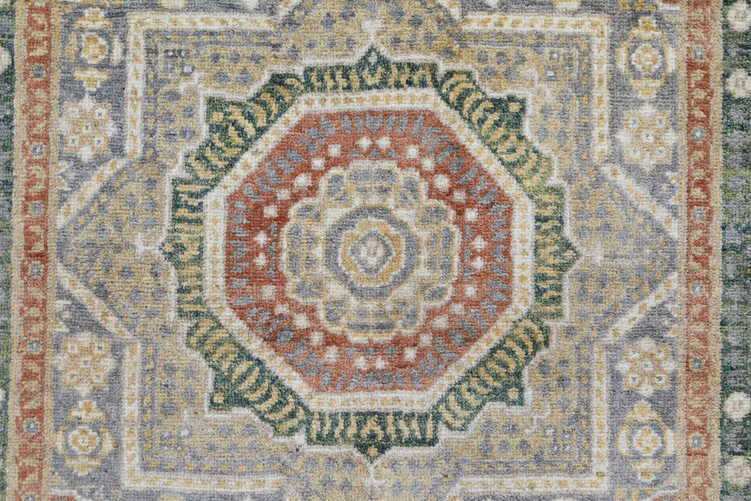 green Accent rug 3' 3" x 4' 10"