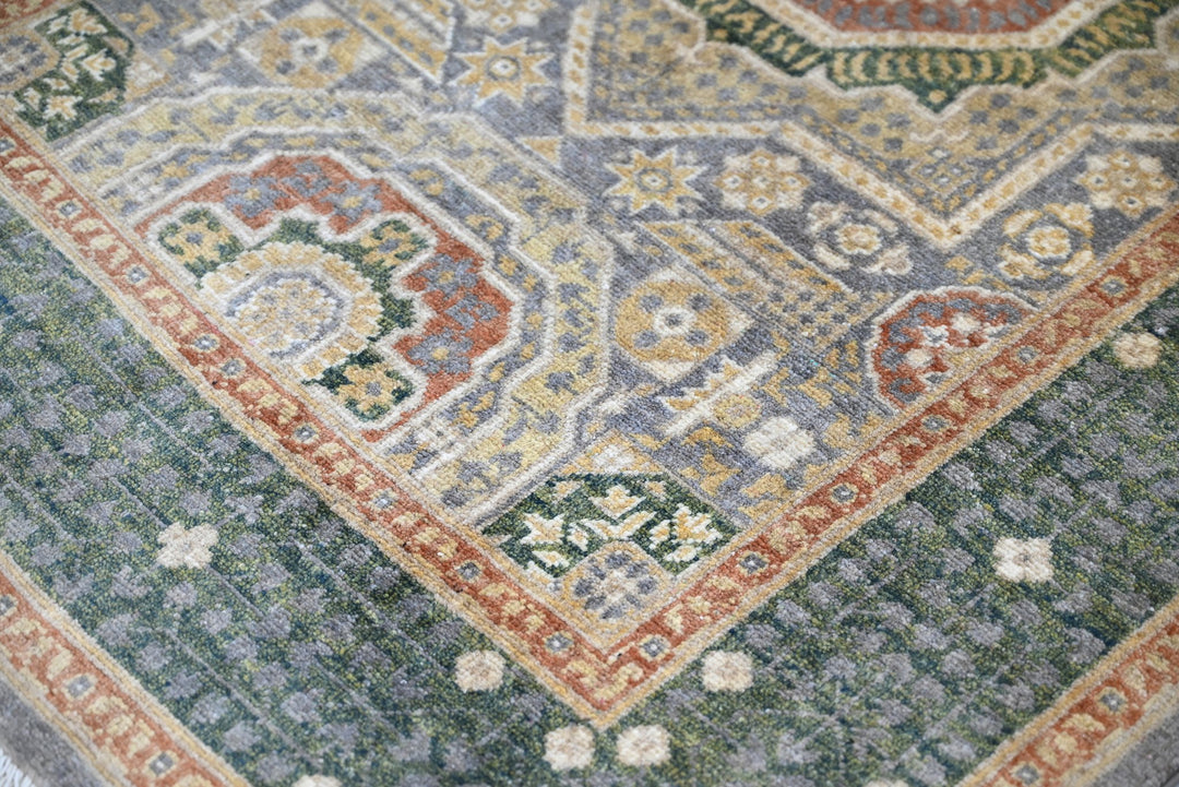 green Accent rug 3' 3" x 4' 10"