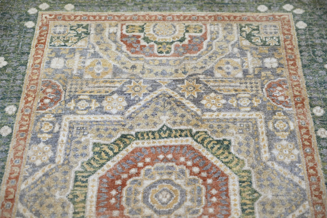 green Accent rug 3' 3" x 4' 10"