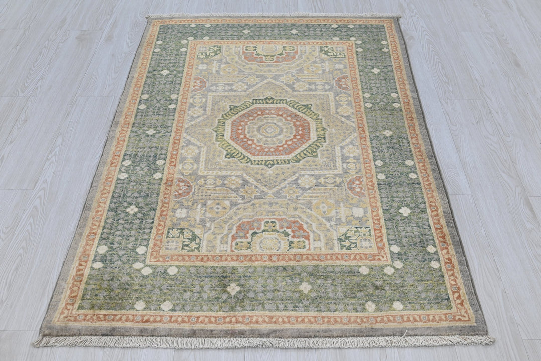 green Accent rug 3' 3" x 4' 10"