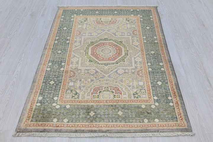 green Accent rug 3' 3" x 4' 10"