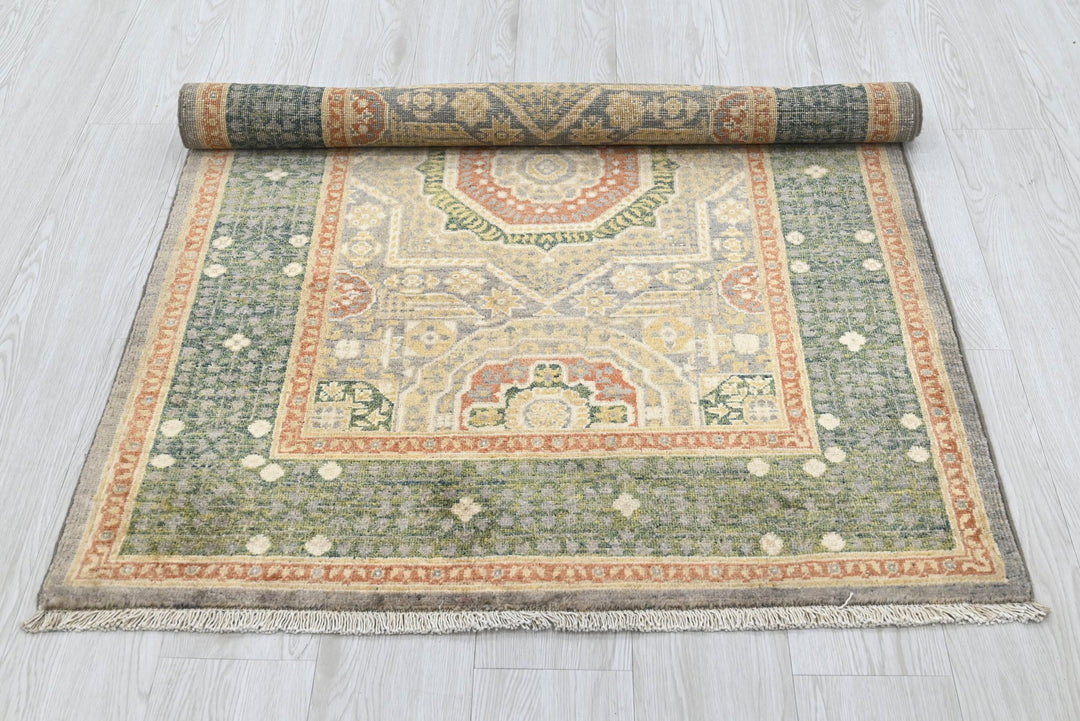 green Accent rug 3' 3" x 4' 10"