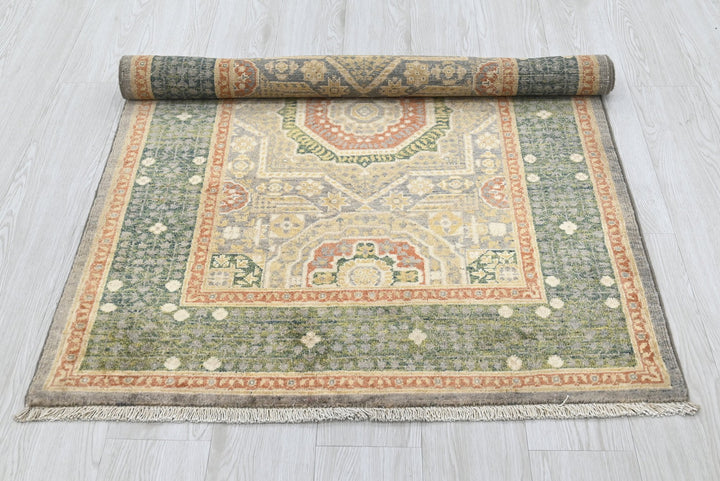 green Accent rug 3' 3" x 4' 10"