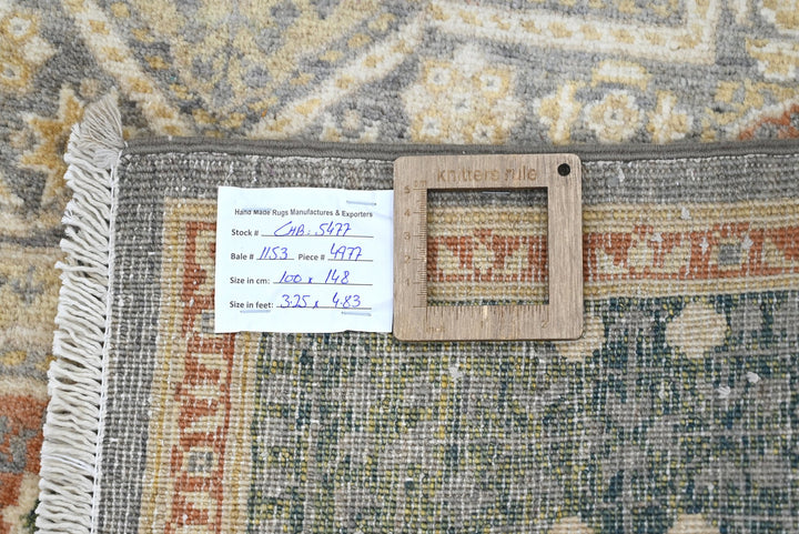 green Accent rug 3' 3" x 4' 10"