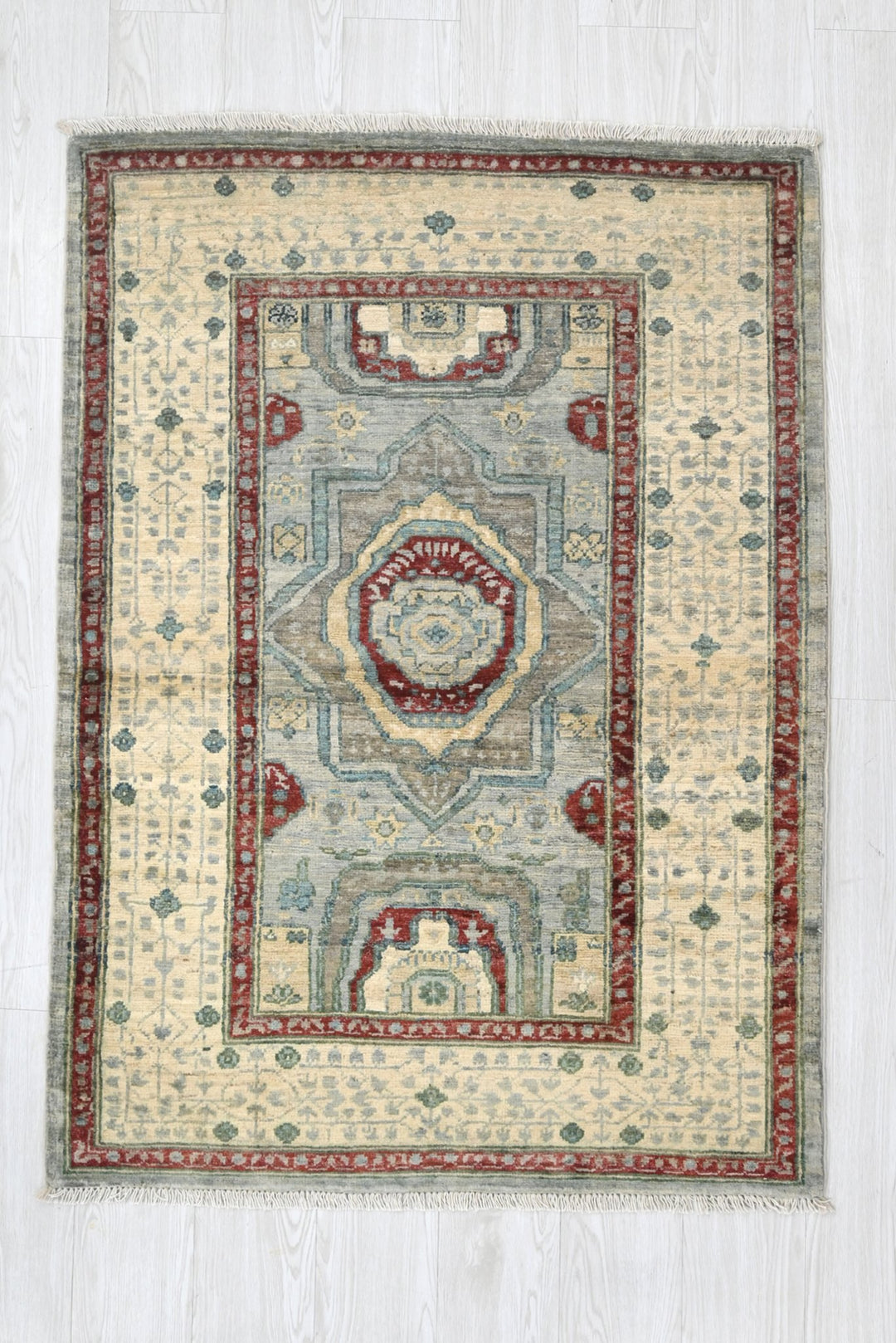 gray Accent rug 3' 2" x 4' 8"