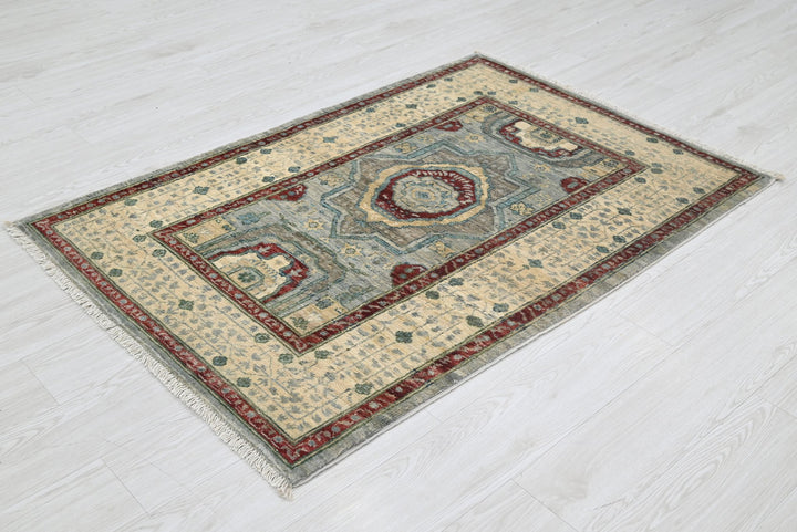 gray Accent rug 3' 2" x 4' 8"