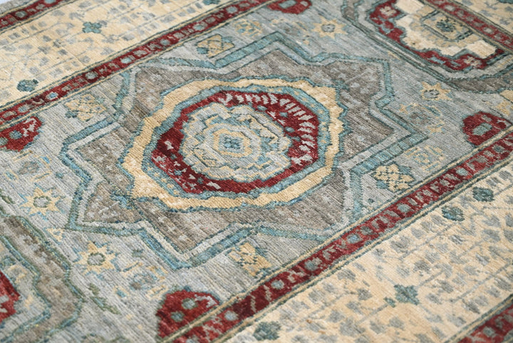 gray Accent rug 3' 2" x 4' 8"