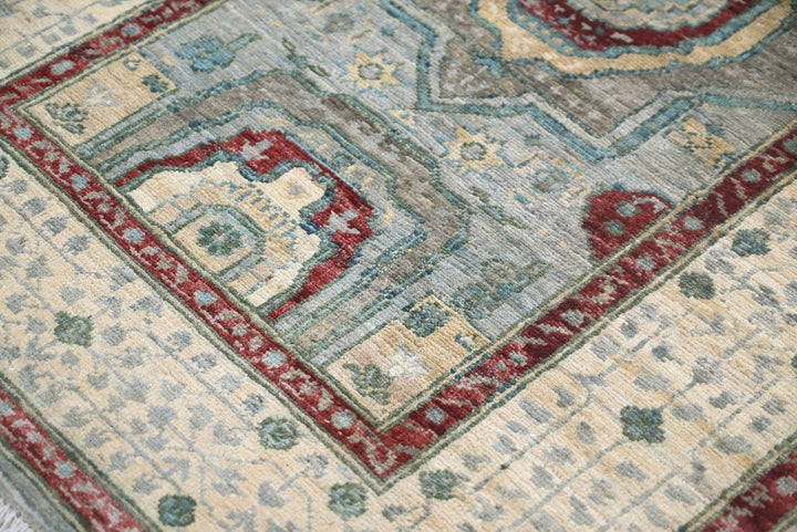 gray Accent rug 3' 2" x 4' 8"