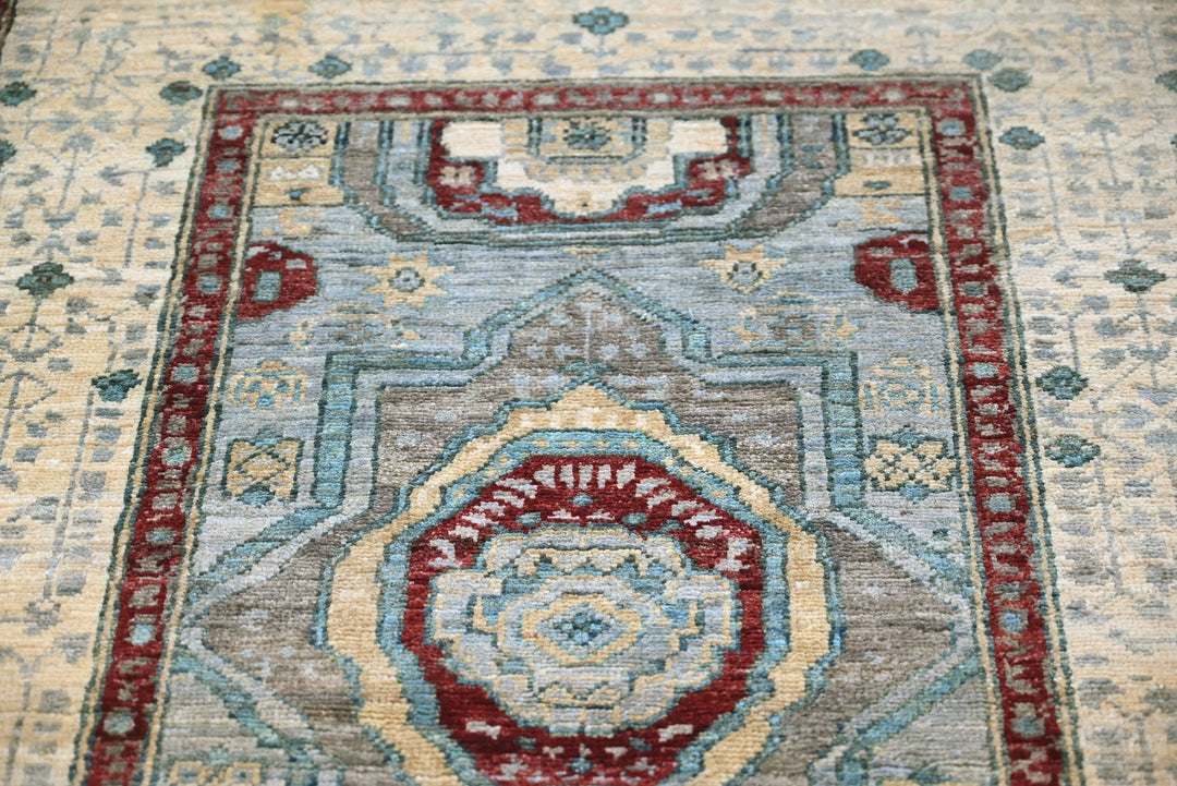 gray Accent rug 3' 2" x 4' 8"