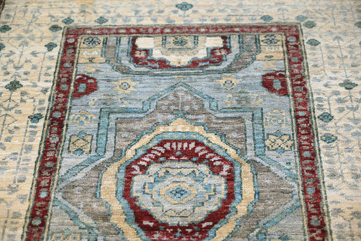gray Accent rug 3' 2" x 4' 8"