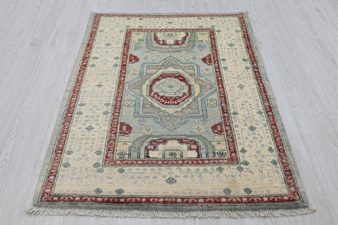 gray Accent rug 3' 2" x 4' 8"