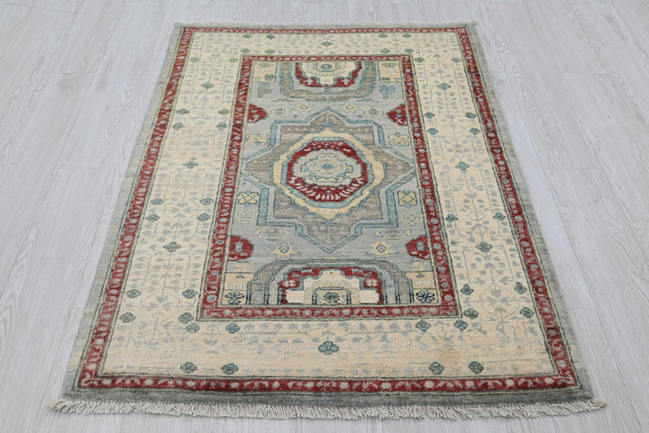 gray Accent rug 3' 2" x 4' 8"
