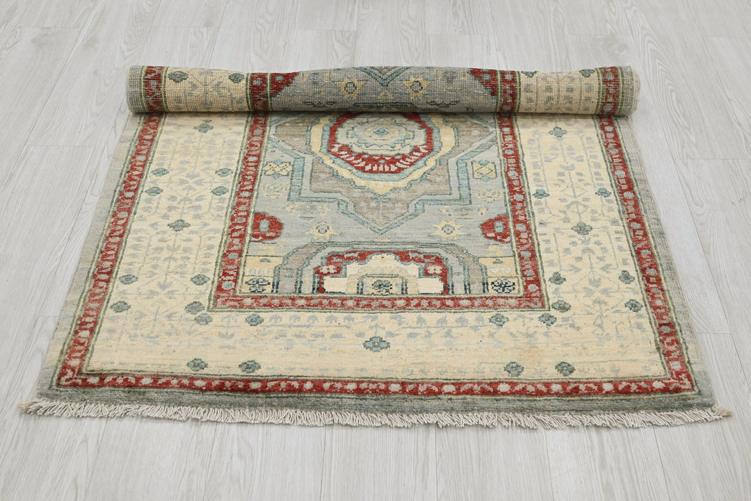 gray Accent rug 3' 2" x 4' 8"
