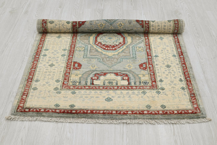 gray Accent rug 3' 2" x 4' 8"
