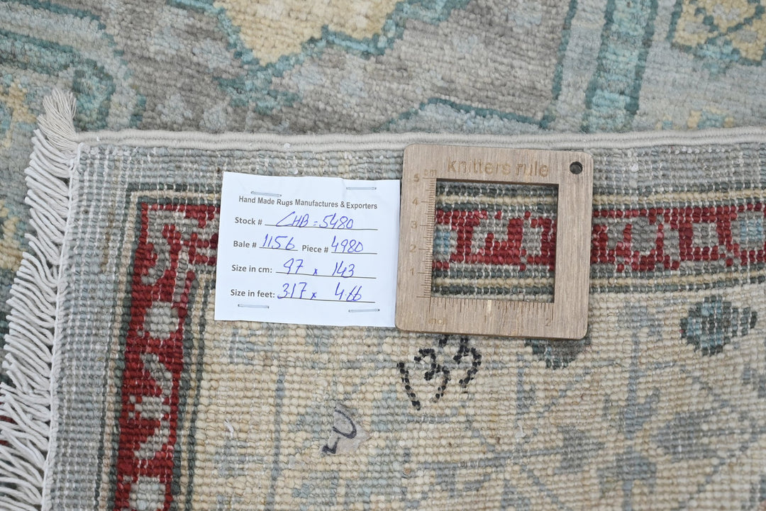 gray Accent rug 3' 2" x 4' 8"