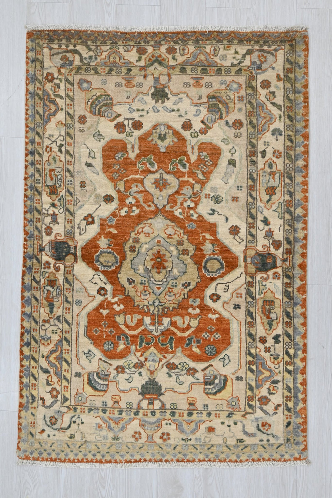 white Accent rug 3' 1" x 4' 8"