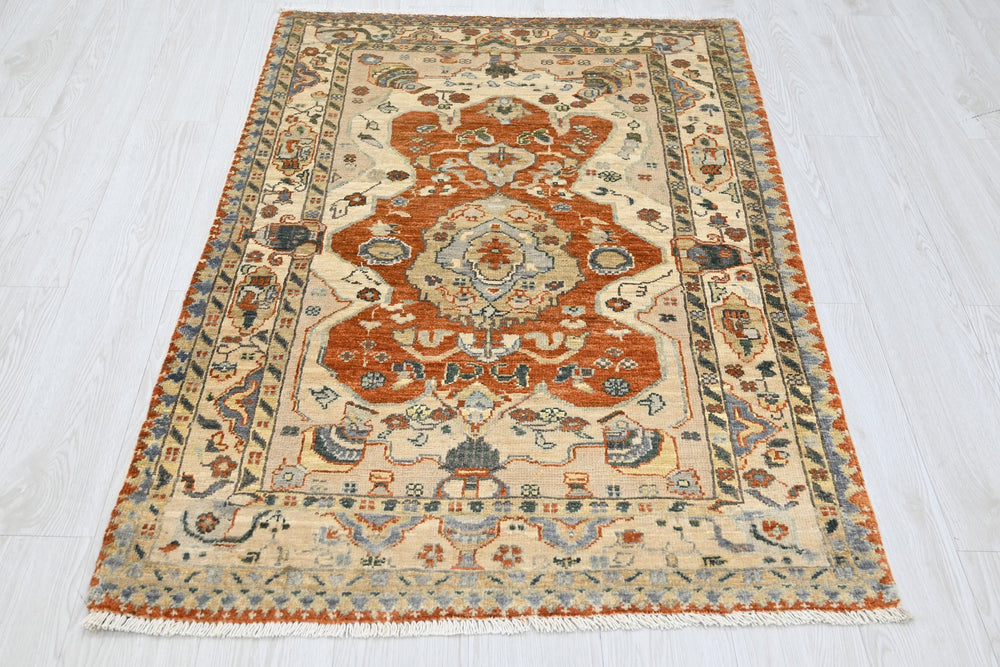 white Accent rug 3' 1" x 4' 8"