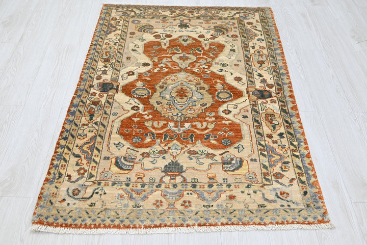 white Accent rug 3' 1" x 4' 8"