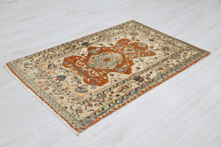 white Accent rug 3' 1" x 4' 8"