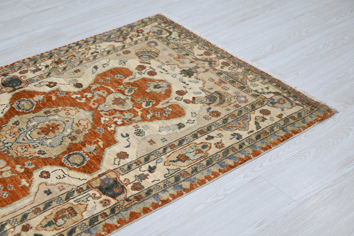 white Accent rug 3' 1" x 4' 8"