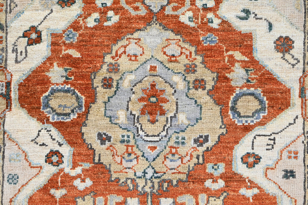 white Accent rug 3' 1" x 4' 8"