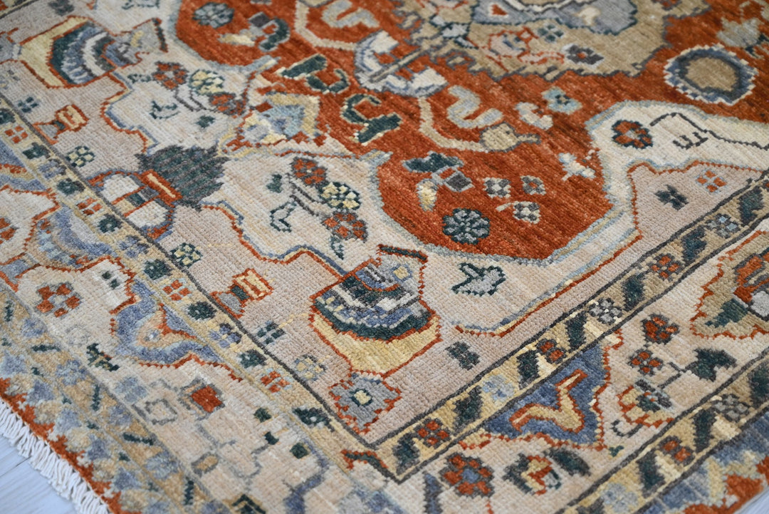 white Accent rug 3' 1" x 4' 8"