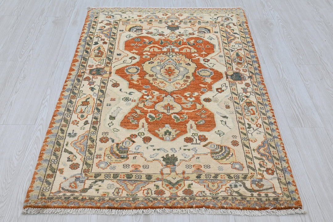 white Accent rug 3' 1" x 4' 8"