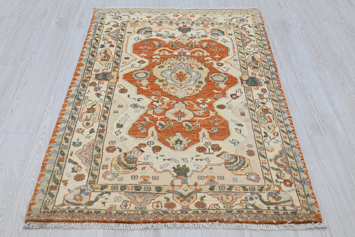 white Accent rug 3' 1" x 4' 8"