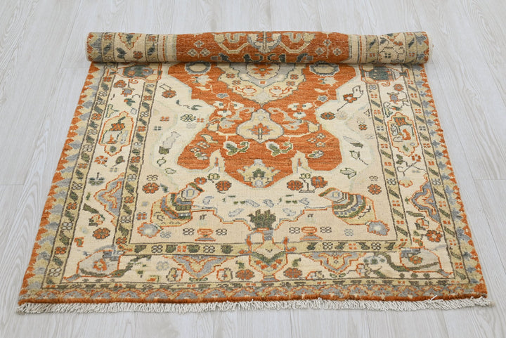 white Accent rug 3' 1" x 4' 8"