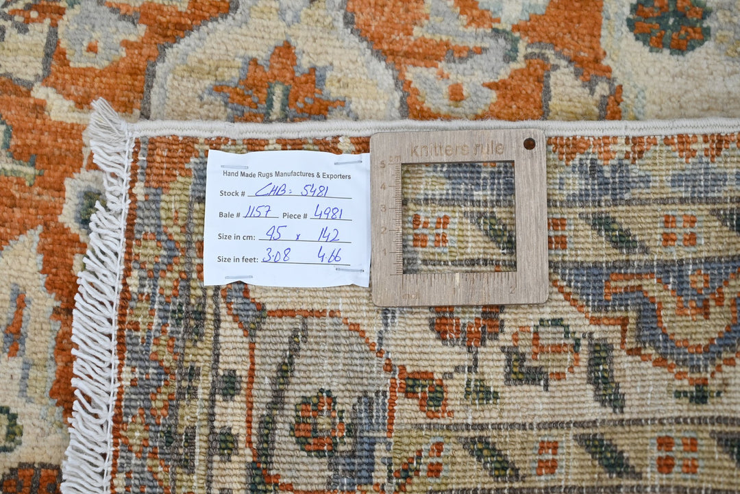white Accent rug 3' 1" x 4' 8"